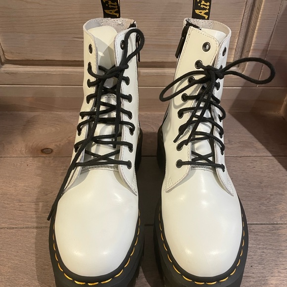 Dr. Martens Jadon Platform classic 8-Eye Boot - Picture 2 of 11